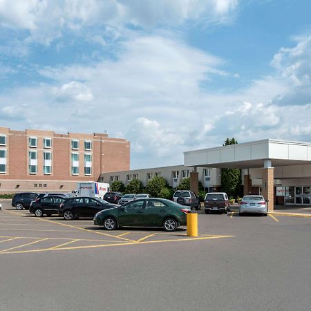 Clarion Hotel & Suites Brandon Exterior photo